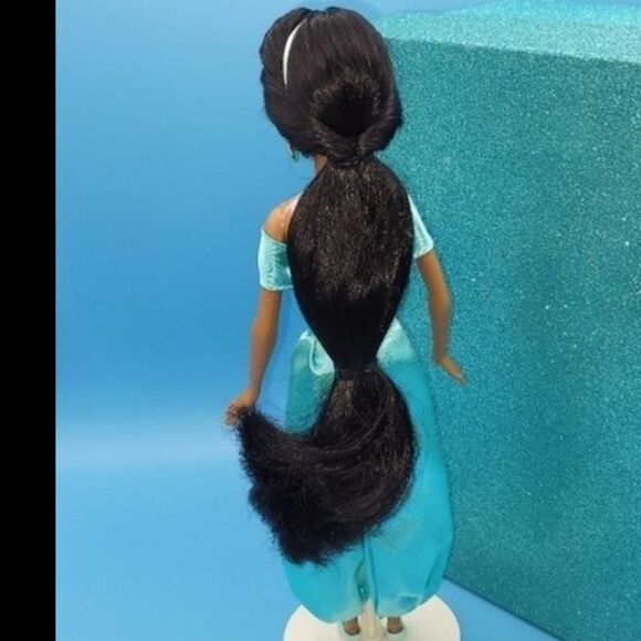 🔥Disney Princess Jasimen Gift Set doll Lipsmackers, crayons NWOT - Picture 4 of 8